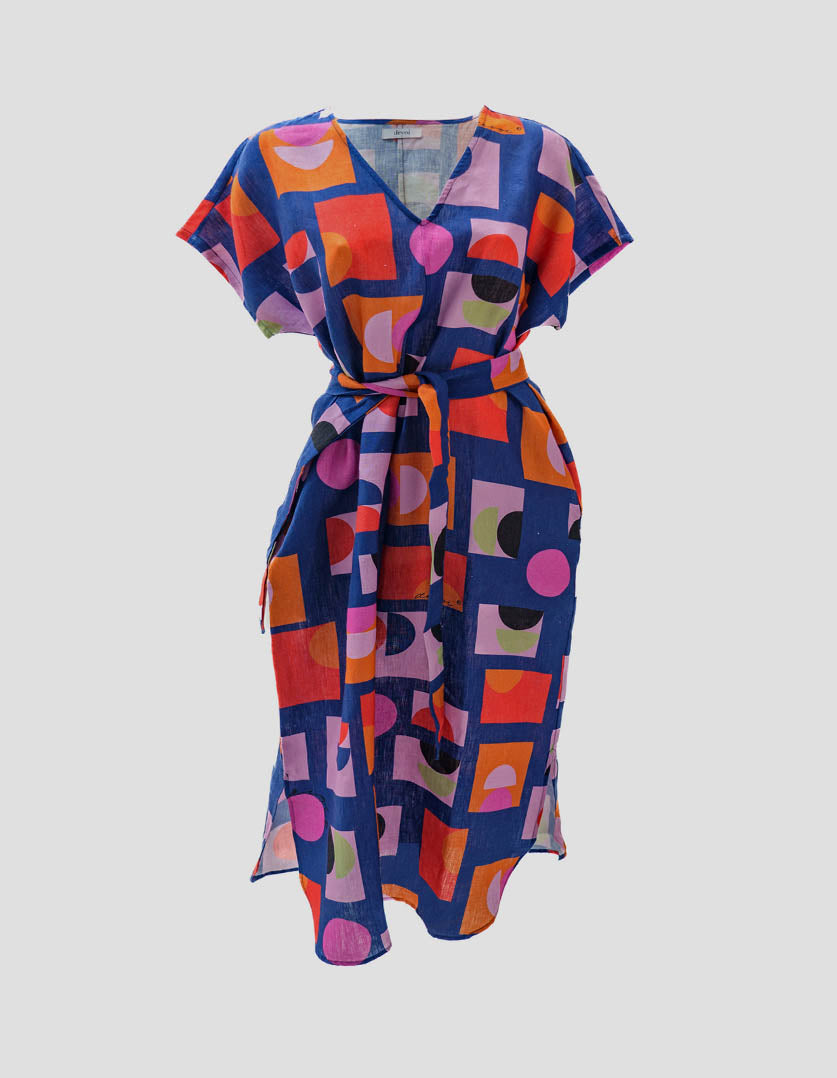 DEVOI Ivy dress in Just Pretend Blue printed linen. V-neck kimono style shift dress with a tied belt in the same fabric. Front view.