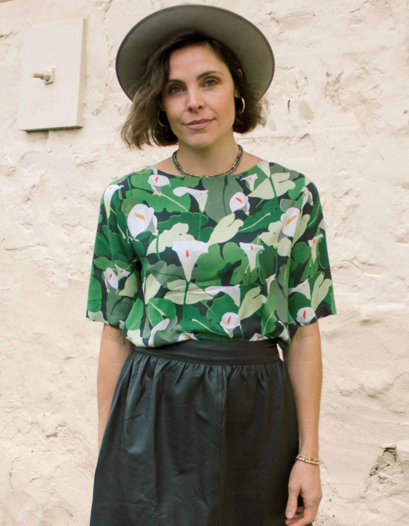 DEVOI Lise top in Calla Lillies green print.  T-shirt top with short sleeves and a boxy shape. Boat neckline.