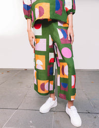 DEVOI Annalise trousers in 100% linen, in our Olive Just Pretend print. Cropped linen trouser pants with pockets. Front close-up view on model.