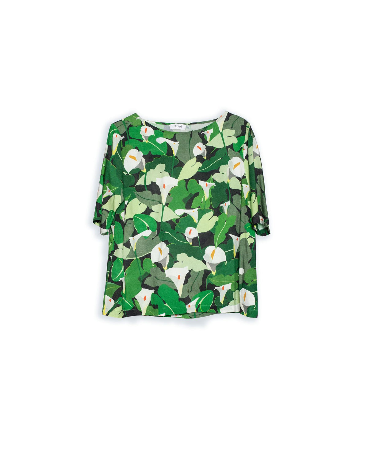 DEVOI Lise top in Calla Lillies green print.  T-shirt top with short sleeves and a boxy shape. Boat neckline. Front view