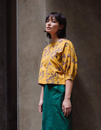 DEVOI Valerie women's linen Top in the hand-painted Scalavender print. Side view