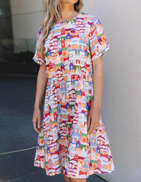 DEVOI White Urban Scapes Dorothy dress in printed Linen. Round neckline. Knee length. Short sleeves. Pockets. Front view on model.