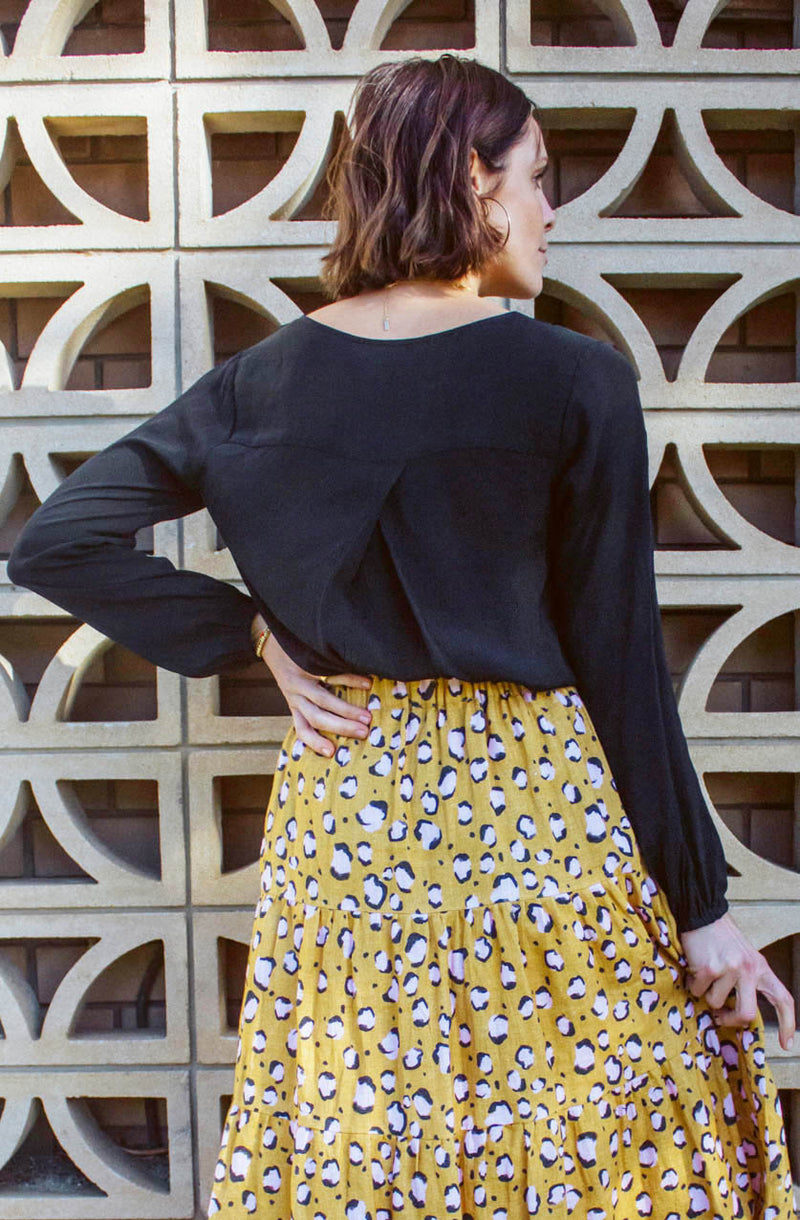 DEVOI Everleigh top in black viscose. Long sleeved top with a v-neck, and long sleeves with gathering at the cuff. Elegant black blouse.