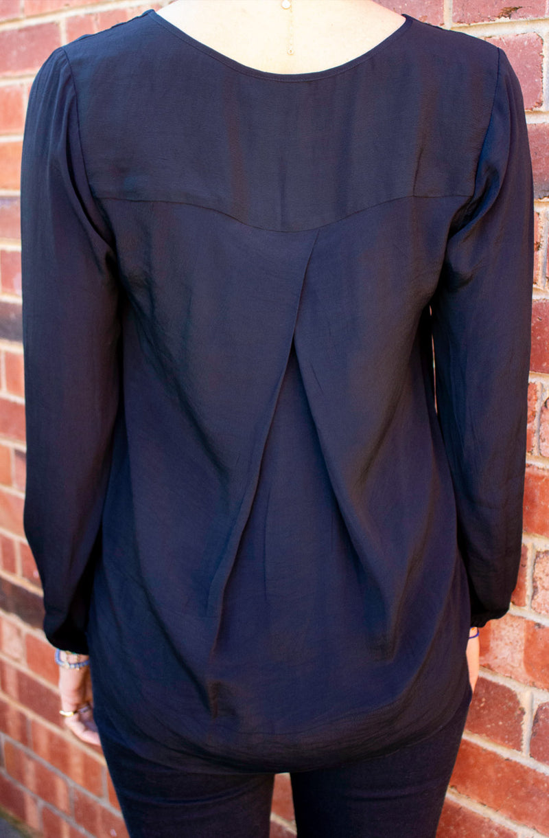 DEVOI Everleigh top in black viscose. Long sleeved top with a v-neck, and long sleeves with gathering at the cuff. Elegant black blouse.
