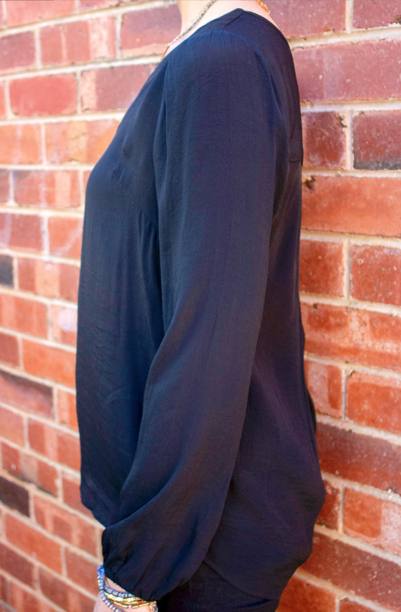 DEVOI Everleigh top in black viscose. Long sleeved top with a v-neck, and long sleeves with gathering at the cuff. Elegant black blouse.