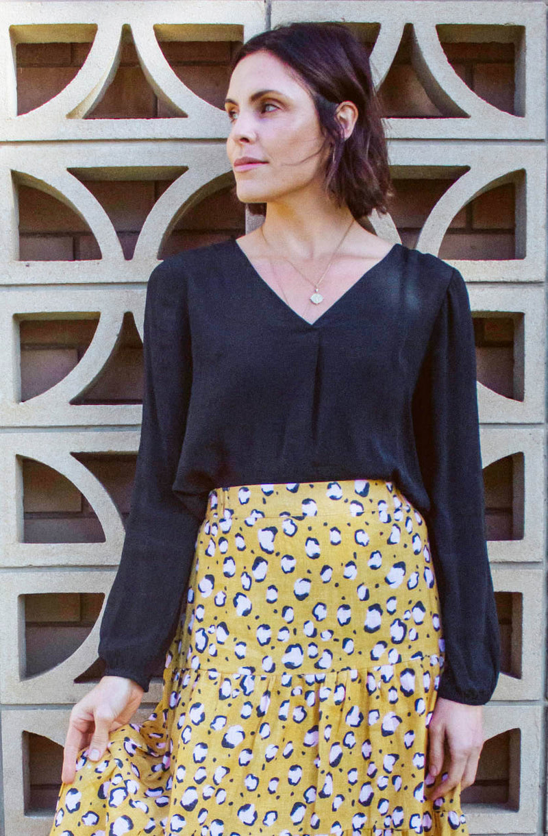DEVOI Everleigh top in black viscose. Long sleeved top with a v-neck, and long sleeves with gathering at the cuff. Elegant black blouse.
