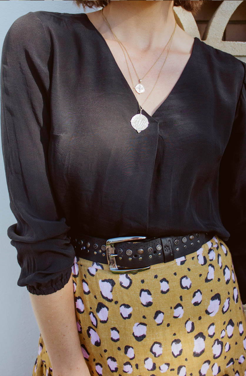 DEVOI Everleigh top in black viscose. Long sleeved top with a v-neck, and long sleeves with gathering at the cuff. Elegant black blouse.