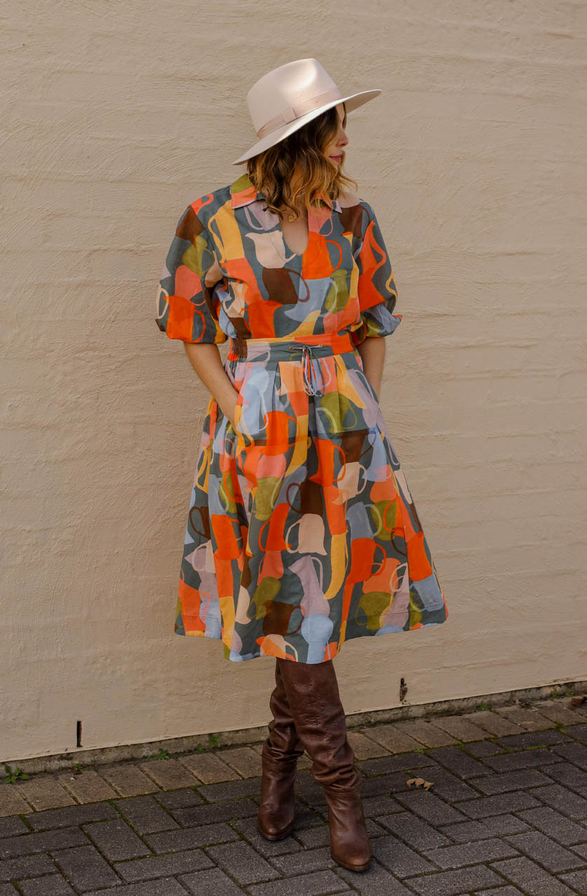 DEVOI Kathleen skirt in new print Jugs. Grey and orange colour. Elastic waist skirt with pockets and a drawstring tie at the front. Front view