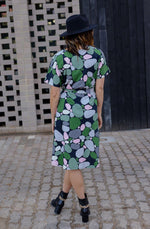 DEVOI Annie dress in Pebbles print from the Selcouth collection. Printed Shirt dress in cotton jersey with a round neckline and a tie belt at the waist. Side pockets. Just below knee length. Back view