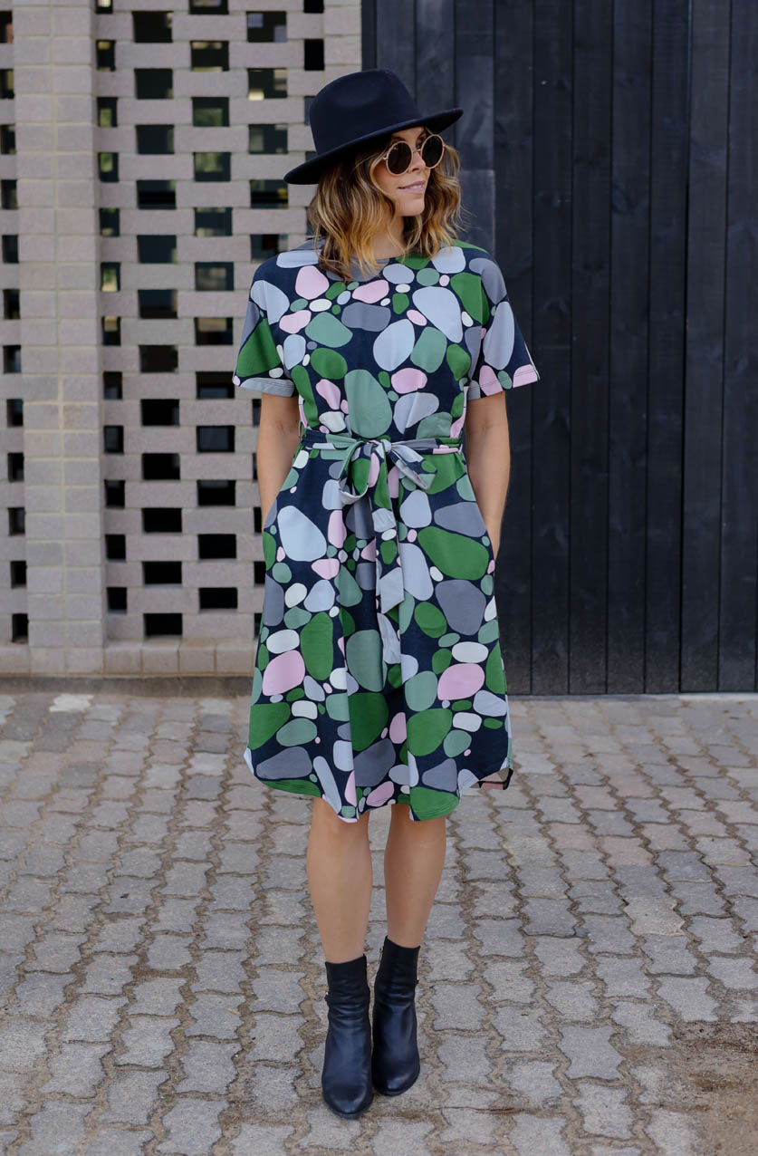 DEVOI Annie dress in Pebbles print from the Selcouth collection. Printed Shirt dress in cotton jersey with a round neckline and a tie belt at the waist. Side pockets. Just below knee length. Front view