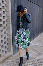 DEVOI Annie dress in Pebbles print from the Selcouth collection. Printed Shirt dress in cotton jersey with a round neckline and a tie belt at the waist. Side pockets. Just below knee length. front side view