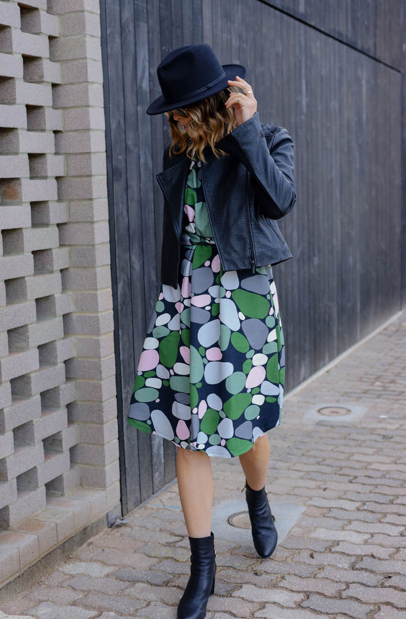 DEVOI Annie dress in Pebbles print from the Selcouth collection. Printed Shirt dress in cotton jersey with a round neckline and a tie belt at the waist. Side pockets. Just below knee length. front side view
