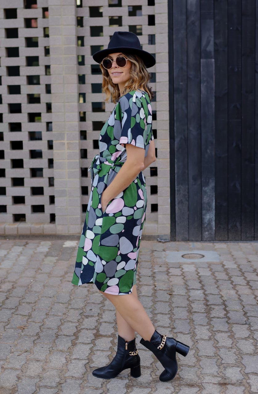 DEVOI Annie dress in Pebbles print from the Selcouth collection. Printed Shirt dress in cotton jersey with a round neckline and a tie belt at the waist. Side pockets. Just below knee length. side view